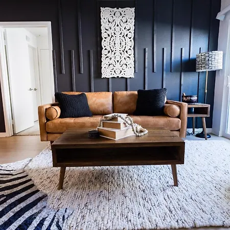 2 Bdr Apt W Balcony In Heart Of Hollywood